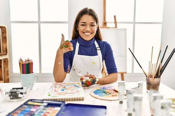 Jeune Femme Brune Studio Art Avec Des Mains Peintes Faisant — Photo