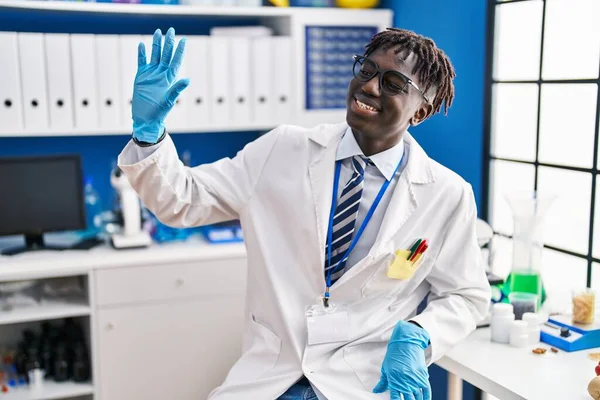 Cientista Afro Americano Sorrindo Confiante Falando Laboratório — Fotografia de Stock