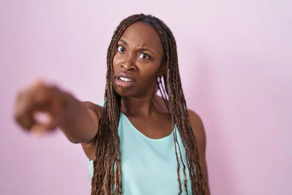 Africano Americano Mulher Sobre Fundo Rosa Apontando Descontente Frustrado Para — Fotografia de Stock