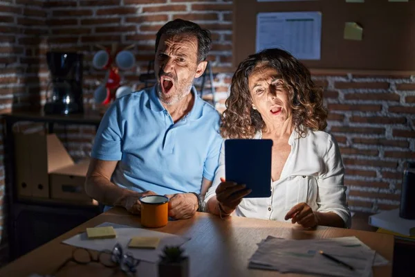 Casal Hispânico Meia Idade Usando Touchpad Sentado Mesa Noite Face — Fotografia de Stock