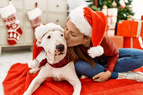 Jonge Kaukasische Vrouw Zoenen Zitten Met Hond Door Kerstboom Thuis — Stockfoto