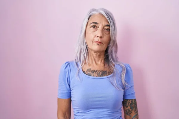 Medelålders Kvinna Med Tatueringar Står Över Rosa Bakgrund Avslappnad Med — Stockfoto