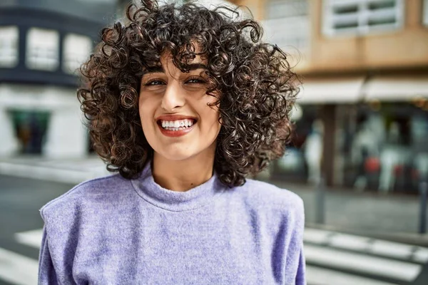 Joven Mujer Oriente Medio Sonriendo Confiado Calle —  Fotos de Stock