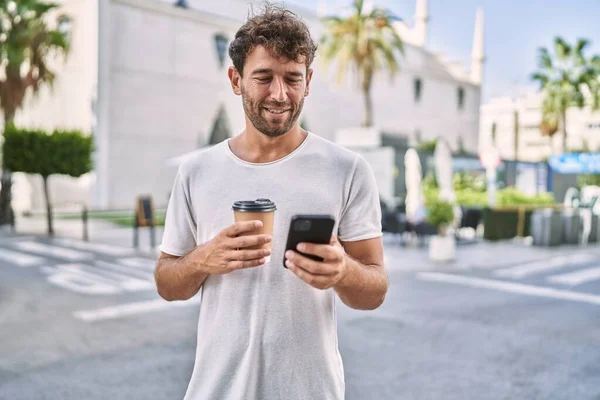 Junger Hispanischer Mann Trinkt Mit Smartphone Kaffee Auf Der Straße — Stockfoto