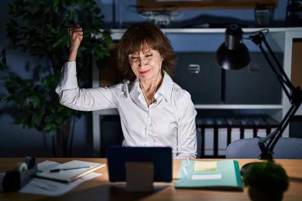 Mujer Mediana Edad Que Trabaja Oficina Por Noche Persona Fuerte —  Fotos de Stock