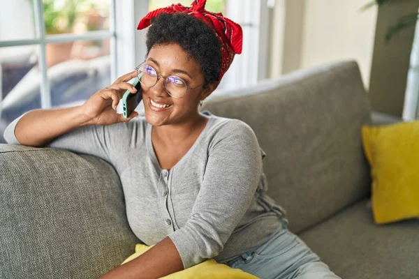 Afro-amerikan kadın akıllı telefonuyla konuşuyor.