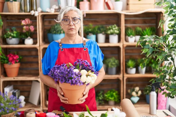 Mulher Meia Idade Com Cabelos Grisalhos Trabalhando Florista Loja Segurando — Fotografia de Stock