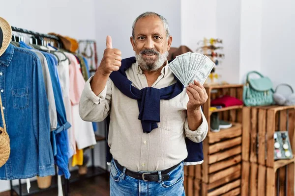 Schöner Älterer Mann Einzelhandelsgeschäft Der Dollarnoten Hält Und Glücklich Und — Stockfoto