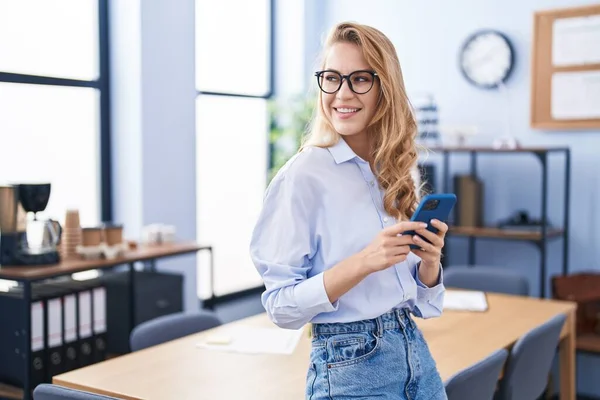 Ung Blond Kvinna Företagare Använder Smartphone Kontoret — Stockfoto