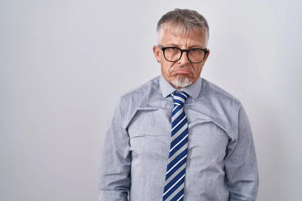 Homem Negócios Hispânico Com Cabelos Grisalhos Usando Óculos Deprimidos Preocupado — Fotografia de Stock