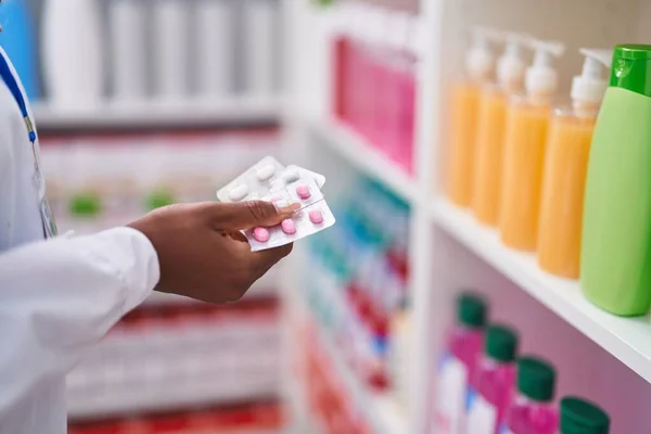 Afrykańska Amerykanka Farmaceutka Trzymająca Tabletki Aptece — Zdjęcie stockowe