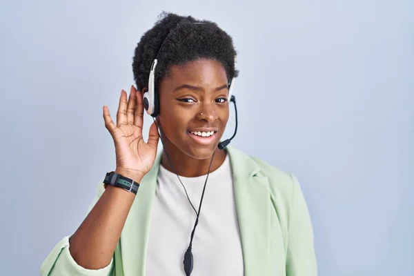 Afroamerikanerin Mit Callcenter Agenten Headset Lächelt Mit Der Hand Über — Stockfoto