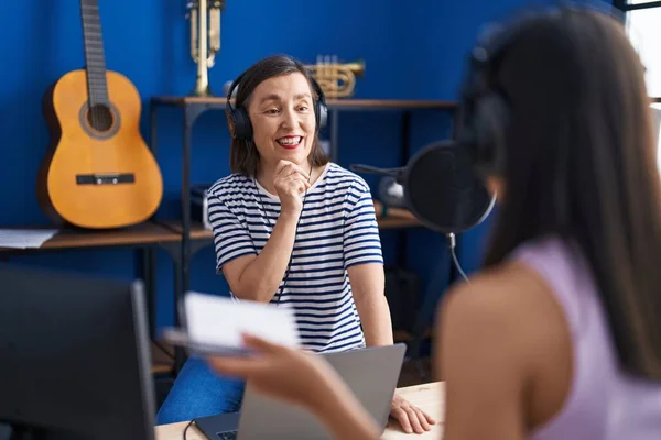 Dos Mujeres Músicos Escuchando Música Componiendo Canciones Estudio Música — Foto de Stock