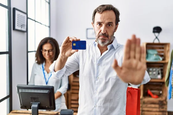 Hispanic Man Som Innehar Kreditkort Detaljhandeln Med Öppen Hand Gör — Stockfoto