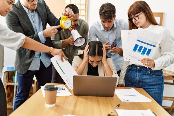 Grupp Företagare Skriker Till Stressad Partner Kontoret — Stockfoto