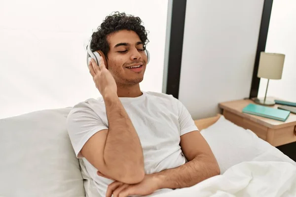 Genç Spanyol Adam Yatak Odasında Yatağında Oturmuş Müzik Dinliyor — Stok fotoğraf