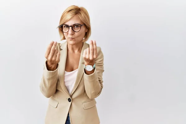 Donna Affari Bionda Mezza Età Piedi Sfondo Isolato Facendo Gesto — Foto Stock