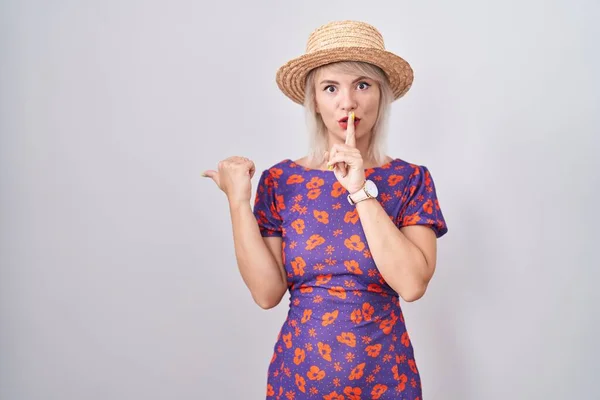 Young Caucasian Woman Wearing Flowers Dress Summer Hat Asking Quiet — Stock Photo, Image