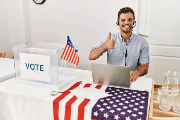 Jovem Bonito Trabalhando Campanha Política Usando Assento Principal Operador Sorrindo — Fotografia de Stock