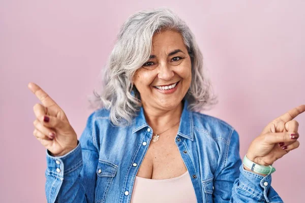 Medelålders Kvinna Med Grått Hår Stående Över Rosa Bakgrund Ler — Stockfoto