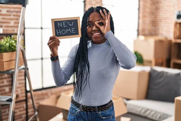 Elinde Yeni Mesajı Olan Afro Amerikalı Bir Kadın Mutlu Bir — Stok fotoğraf