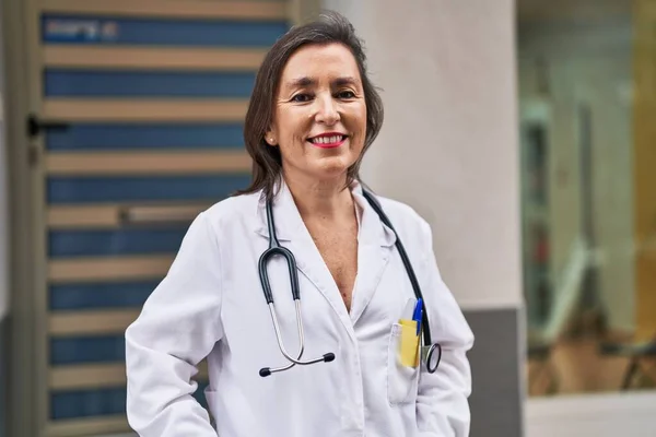 Mulher Meia Idade Vestindo Uniforme Médico Sorrindo Confiante Rua — Fotografia de Stock