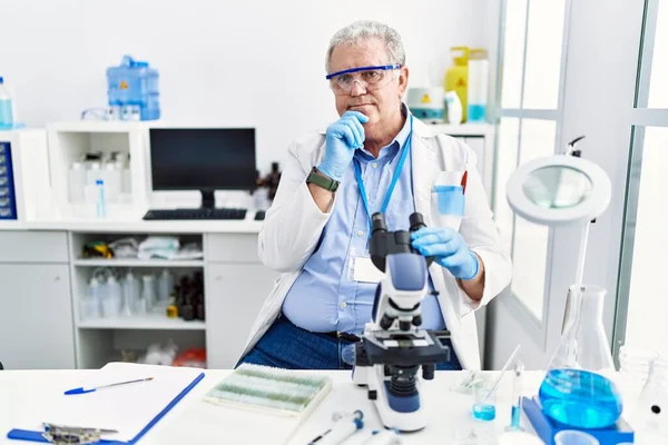 Hombre Caucásico Mayor Que Trabaja Laboratorio Científico Mirando Confiado Cámara — Foto de Stock
