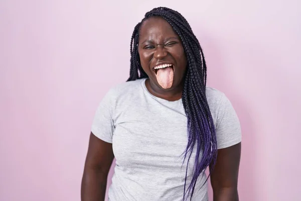 Mujer Africana Joven Pie Sobre Fondo Rosa Sacando Lengua Feliz — Foto de Stock