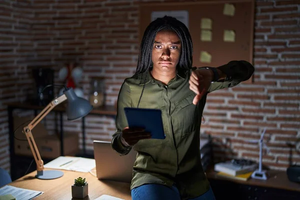 Mladý Afroameričan Copánky Který Noci Pracuje Kanceláři Vypadá Nešťastně Rozzlobeně — Stock fotografie