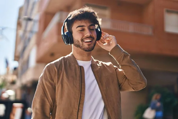 Jovem Hispânico Sorrindo Confiante Ouvir Música Rua — Fotografia de Stock