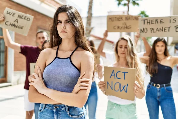 年轻的女权运动者手挽手 与一群举着横幅抗议城市的抗议者站在一起 — 图库照片