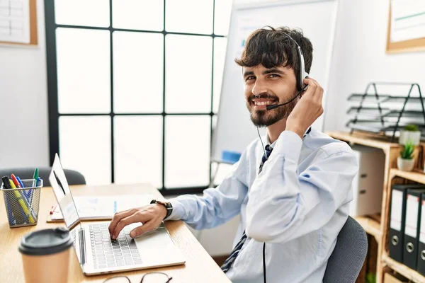 Молодий Іспаномовний Агент Колл Центру Чоловік Посміхається Щаслива Робота Офісі — стокове фото