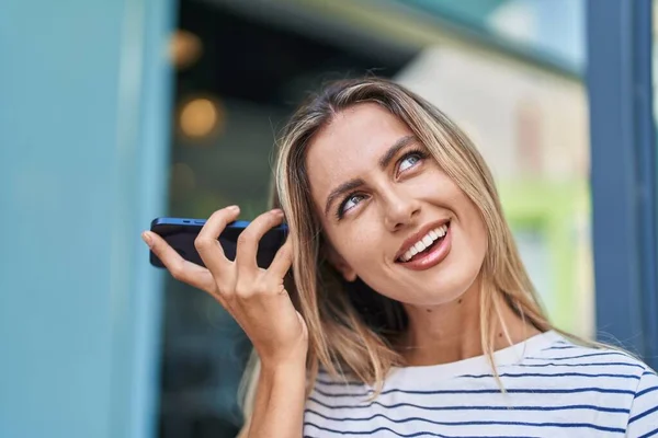 Mujer Rubia Joven Sonriendo Confiado Escuchando Mensaje Audio Por Teléfono — Foto de Stock