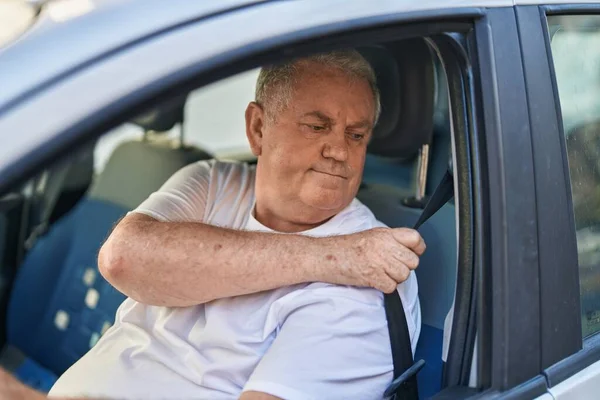 Medelålders Gråhårig Man Ler Säker Bär Bilbälte Gatan — Stockfoto