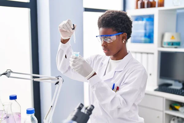 African American Woman Wearing Scientist Uniform Measuring Liquid Laboratory — ストック写真