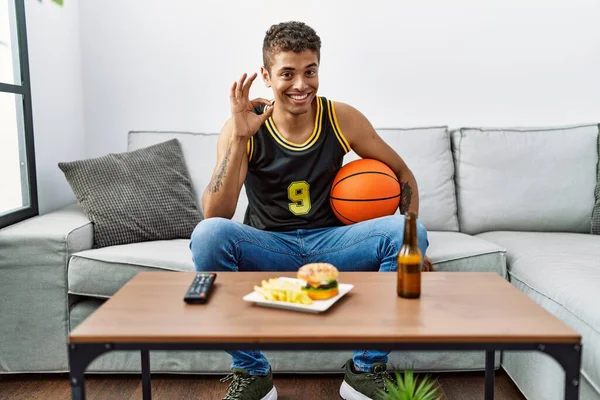 Genç Yakışıklı Spanyol Adam Basketbol Topu Tutuyor Oyunu Tezahürat Yapıyor — Stok fotoğraf