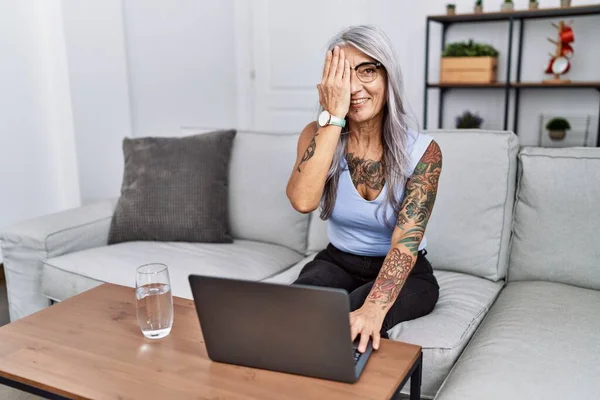 Mulher Cabelos Grisalhos Meia Idade Usando Laptop Casa Cobrindo Olho — Fotografia de Stock