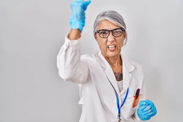 Mujer Mediana Edad Con Pelo Gris Vistiendo Bata Científica Enojado —  Fotos de Stock