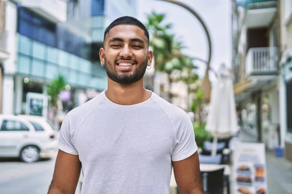 Orta Doğu Genç Adam Gülümsüyor Mutlu Bir Şekilde Şehirde Duruyor — Stok fotoğraf