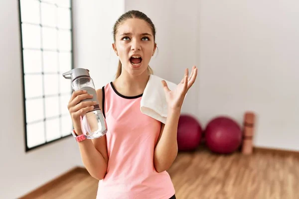 Junge Brünette Teenager Sportbekleidung Halten Wasserflasche Verrückt Und Verrückt Schreien — Stockfoto