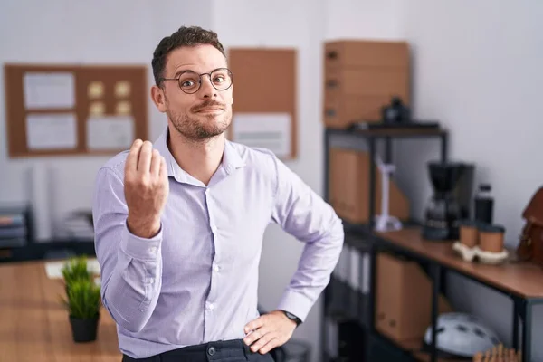 Joven Hombre Hispano Oficina Haciendo Gesto Italiano Con Mano Los — Foto de Stock