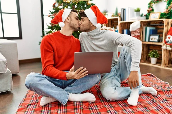 Two Hispanic Men Couple Kissing Using Laptop Sitting Christmas Tree — Stock Photo, Image