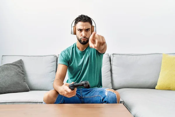 Bonito Homem Hispânico Usando Fones Ouvido Jogando Vídeo Game Segurando — Fotografia de Stock