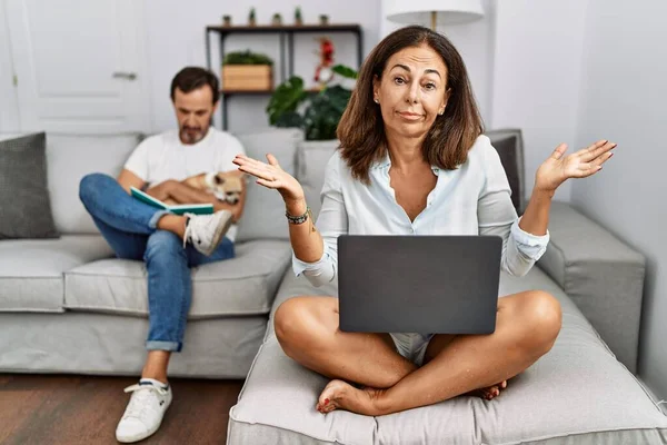 Pasangan Setengah Baya Hispanik Rumah Wanita Menggunakan Laptop Ekspresi Mengerti — Stok Foto