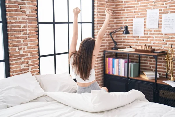 Kafkasyalı Genç Bir Kadın Yatak Odasında Kollarını Açarak Uyanıyor — Stok fotoğraf