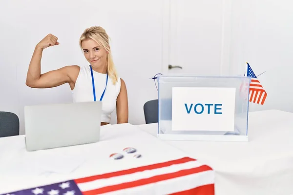 Jovem Caucasiana América Eleição Campanha Política Pessoa Forte Mostrando Músculo — Fotografia de Stock