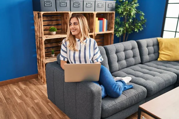Mujer Rubia Joven Usando Ordenador Portátil Sentado Sofá Casa —  Fotos de Stock