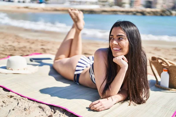 Genç Spanyol Kadın Deniz Kenarında Kumlara Uzanmış Bikini Giyiyor — Stok fotoğraf