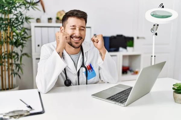 Der Junge Arzt Der Der Klinik Mit Einem Computer Laptop — Stockfoto