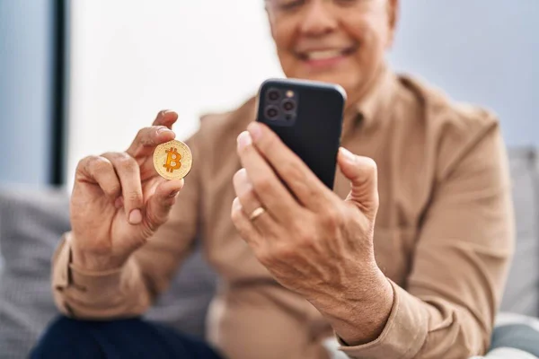 Senior Man Using Smartphone Holding Bitcoin Home — Φωτογραφία Αρχείου